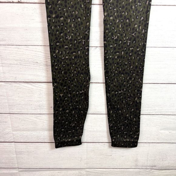 SPANX Look at Me Now Seamless Olive Green Leopard Print Leggings Size M NWT - Picture 6 of 11